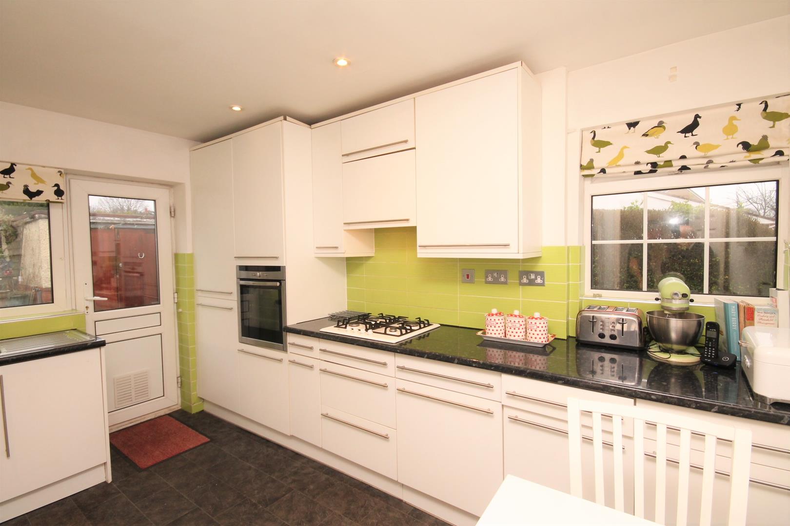 KITCHEN/BREAKFAST ROOM